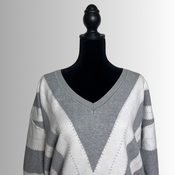Misslook Gray & White V-Neck Long Sleeve Pullover Knit Sweater Tunic, Sz Medium - Picture 2 of 8